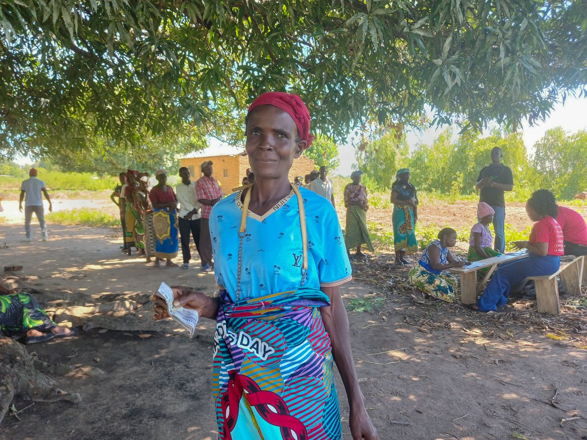 Recent floods in Karonga prompted NCA/DCA to provide one-time cash transfers to 716 households, aiding those affected. Each received 90,000 Malawi Kwacha for immediate needs like food and shelter.   #KarongaFloods #emergencyaid