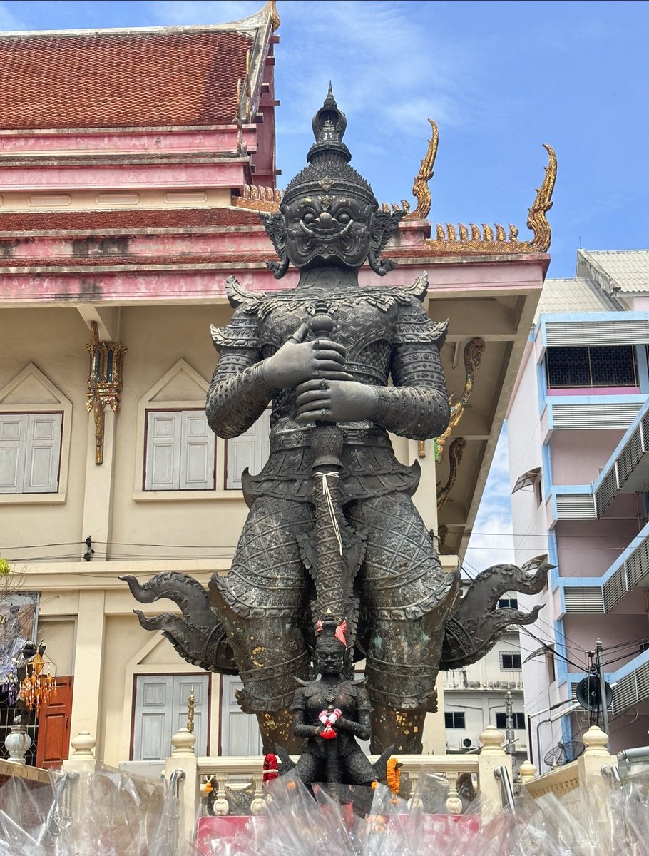 desirposter1565's tweet photo. 🧨🌹9 เหตุผลที่ควรบูชาท้าวเวสสุวรรณ 🌹🧨
1. รักษาทรัพย์แด่ผู้บูชา เนื่องจากถือว่าเป็น "ธนบดี" เจ้าแห่งทรัพย์สมบัติ

2. "เวส" แปลว่าพ่อค้า "สุวรรณ" แปลว่าทอง ชื่ออันเป้นมงคลทำให้กิจการการค้ารุ่งเรือง

3. ส่งเสริมคนดี มีศีล เพราะเป็นผู้บันทึกความดี ความชั่ว ส่งบัญชีให้พญายามราช

4. ป้องกันภูติผีปีศาจ เหล่าวิญญาณร้ายเกรงกลัวเพราะเป็นใหญ่เหนือภูมิผีทั้งปวง

5.คุ้มครองเด็กแรกเกิด โบราณจะนำยันต์ติดเหนือเปลเด็ก เพื่อคุ้มครองดูแลกันภยันตรายทั้งที่มองเห็นและมองไม่เห็น คนมีลูกเพิ่งคลอด มักนิยมบูชาท้าวเวสสุวรรณ ตั้งไว้ตรงที่เด็กนอนหลับ เพราะมีความเชื่อว่าภูติผีปีศาจจะไม่กล้ามารบกวนเด็ก เพราะท้าวเวสสุวรรณเป็นผู้ปกครองแห่งภูติผีปีศาจ

6. อายุยืนยาว ปราศจากโรคภัยโดยเฉพาะโรคเวรโรคกรรม จะทุเลาลง เพราะท้าวเวสสุวรรณ เป็นผู้ได้พรจากพระพรหมว่าให้มีชีวิต "อมตะ"

7. สนับสนุนการปฏิบัติธรรมให้ก้าวหน้า เนื่องจาก เป็นเทวดาที่เคยถวายการดูแลพระพุทธองค์และศรัทธาในพระพุทธศาสนา

8. เหมาะกับผู้ที่ทำงานเสี่ยงภัย ไม่ว่าจะเสี่ยงทางเรื่องงาน เช่น ดับเพลิง ทหาร ตำรวจ หรือแม้ผู้ที่ต้องเดินทางไกลๆ

9. ปรับแก้ฮวงจุ้ยได้ สถานที่บ้านหากตรงกับทางสามแพร่ง อยู่ใกล้พื้นที่วัดมากเกินไป สามารถติดยันต์นี้ที่บ้านเพื่อช่วยให้ร่มเย็นเป็นสุข