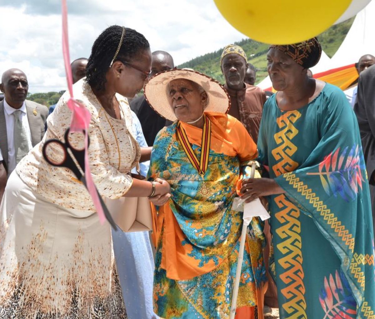 The Minister of State for @Luwero_Rwenzori, @KaboyoAlice today commissioned a house constructed by the @OPMUganda for an 85-year old Esther Tumwine,in Biharwe,Mbarara,under phase1 of the scheme to build low cost residential units for civilian veterans,by UPDF Engineering Brigade.