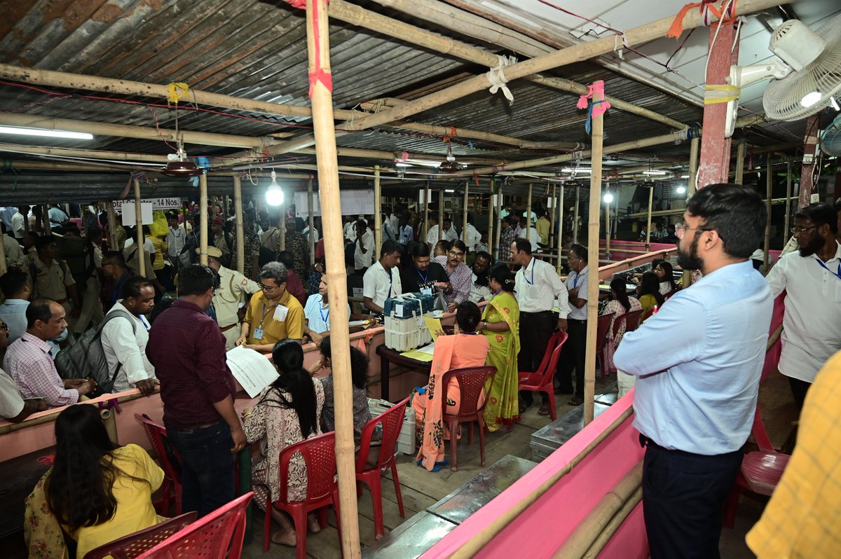 dc_nagaon's tweet image. #Verification and #DataReconciliation processes are currently underway to ensure the flawless submission of data related to the #2024ParliamentaryElection.
Concurrently, Sjt @narendrashah ,IAS the DC cum DEO, Nagaon extends heartfelt appreciation to the IT officers for their