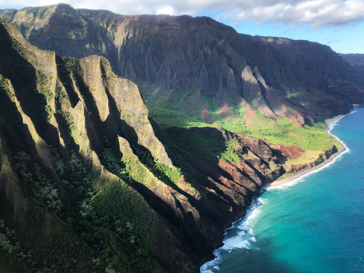 Our Na Pali Coast tour offers views that will take your breath away, one stunning ridge at a time. 🚁🌺