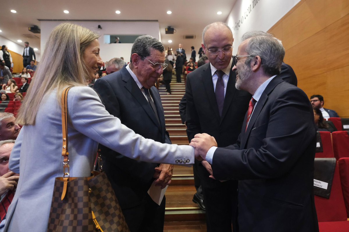 Hoje de manhã na cerimónia de atribuição do Grau de Doutora Honoris Causa a @RobertaMetsola, Presidente do Parlamento Europeu. Uma europeísta ímpar e grande amiga de Portugal. Fez um forte apelo ao voto nas eleições europeias como o melhor meio de reforçar o projecto europeu.