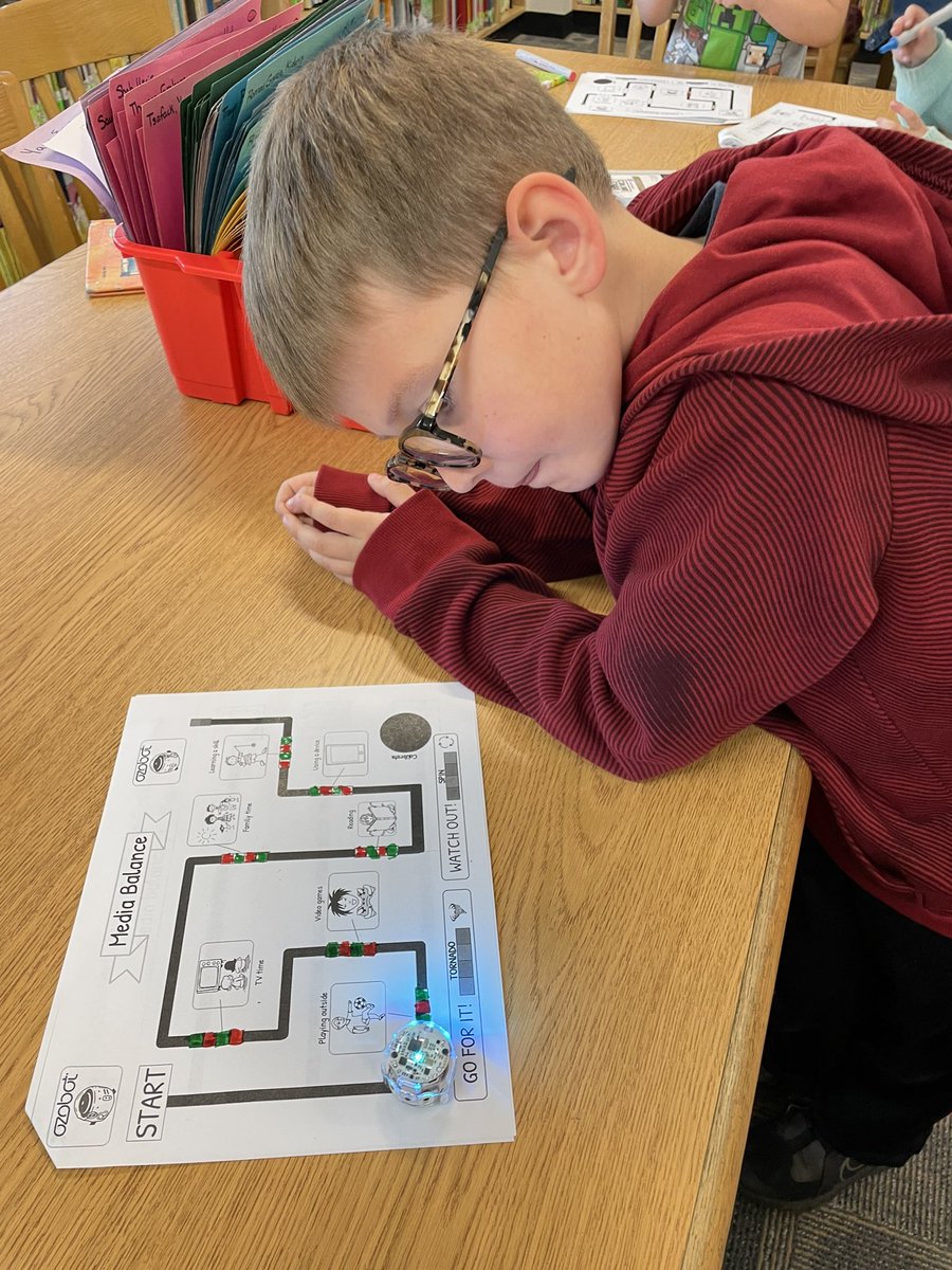 Kindergarten and 1st grade at Clearview Elementary worked on a media balance lesson this week with @Ozobot during STEAM/Library. Thanks to @jsbenson76 for the idea! @clearprincipal #HPSDAwesome #HPSDSTEAM
