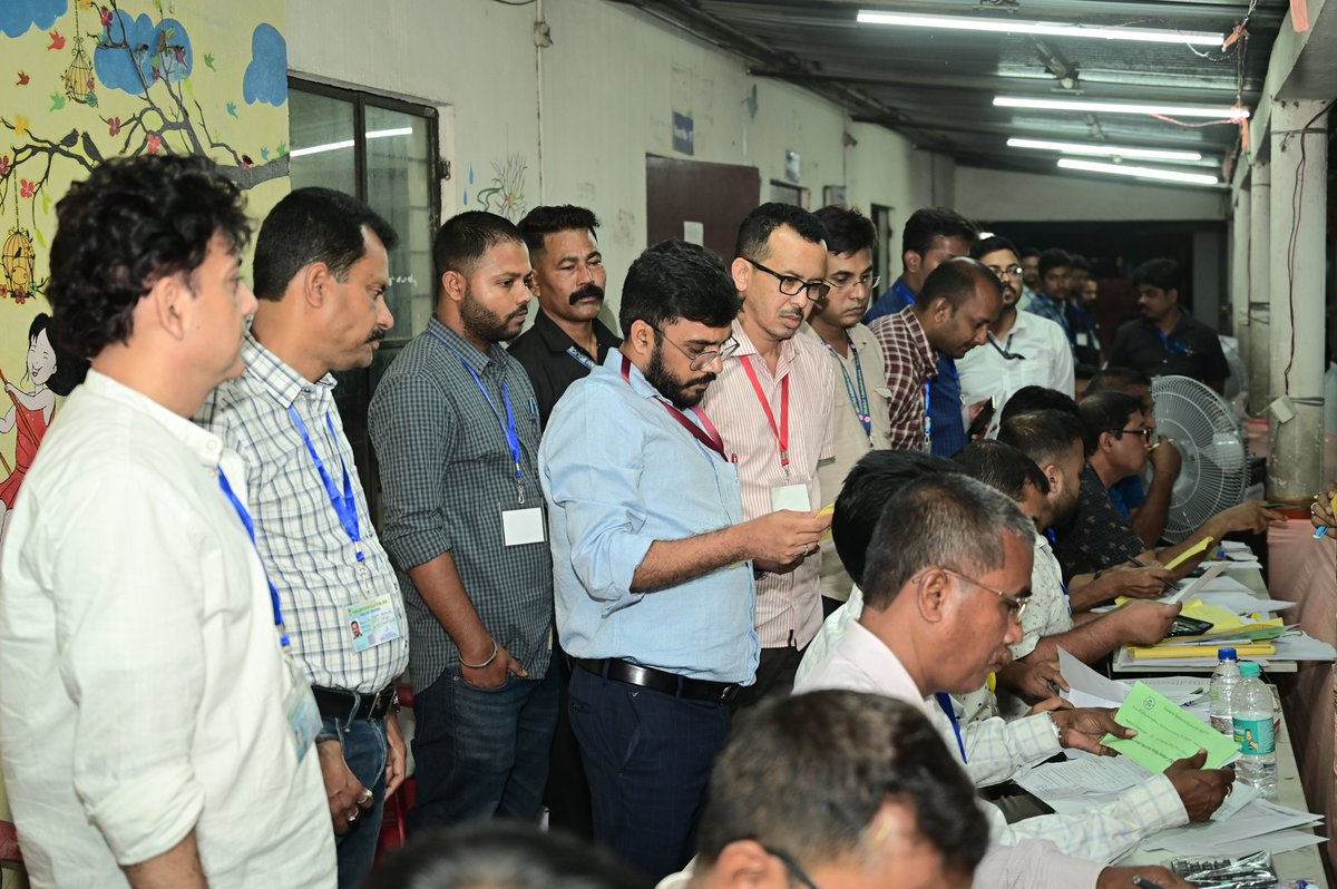 dc_nagaon's tweet image. #Verification and #DataReconciliation processes are currently underway to ensure the flawless submission of data related to the #2024ParliamentaryElection.
Concurrently, Sjt @narendrashah ,IAS the DC cum DEO, Nagaon extends heartfelt appreciation to the IT officers for their