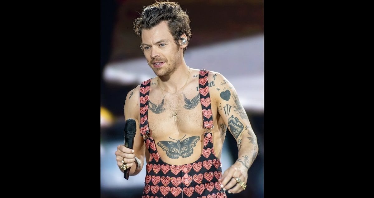 floggled's tweet photo. Harry Styles’ Stalker Sends Him EIGHT THOUSAND (8,000) Cards in Single Month https://t.co/bFoekr9h43 https://t.co/d8tFs88CZb