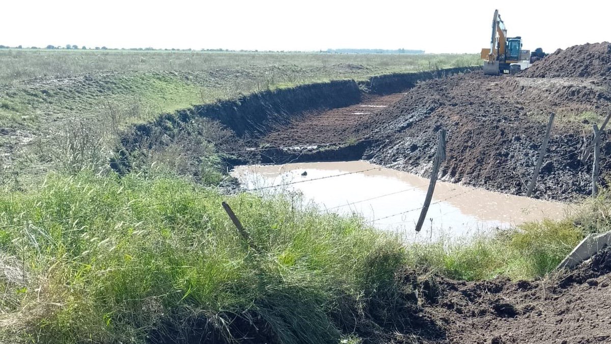 ⛏ MANTENIMIENTO DE OBRAS HÍDRICAS ⛏

👉Continuamos desarrollando el Plan de Mantenimiento y Readecuación de Obras Hídricas de Córdoba.

⛏Son trabajos que ejecuta la Sec. de #RecursosHídricos para regular el escurrimiento de las lluvias y mitigar anegamientos e inundaciones.