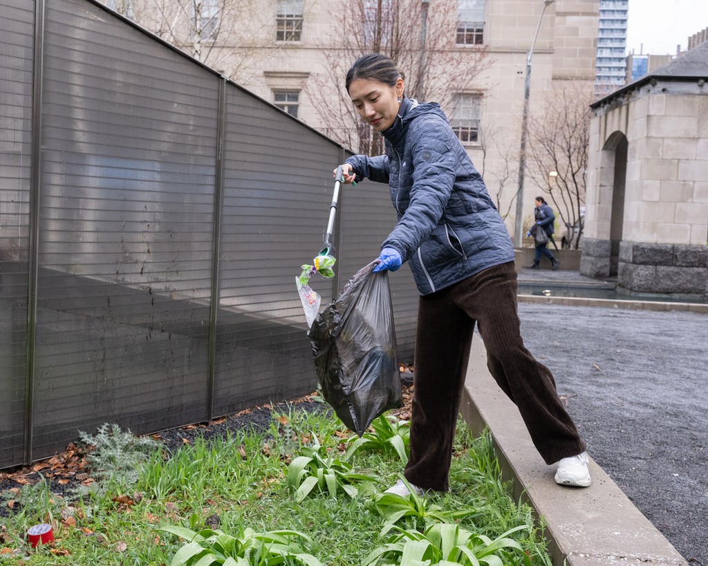 MayorOliviaChow's tweet photo. This weekend, volunteers are pitching in to help with some spring cleaning across our city as part of the annual Clean Toronto Together campaign. 

During last year’s clean up, we removed 977 metric tonnes of litter! 

Find out where to join in: https://t.co/5bGa4bIfdT https://t.co/wqcNYPdgIk