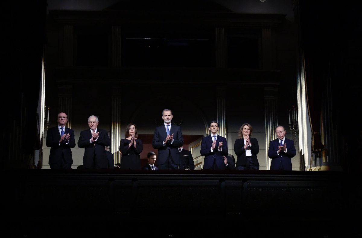 CasaReal's tweet photo. El Rey preside la gala conmemorativa del centenario de Telefónica en el Teatro Real de Madrid.

➡️https://t.co/C3CIff9hIY https://t.co/shgJedJLKL
