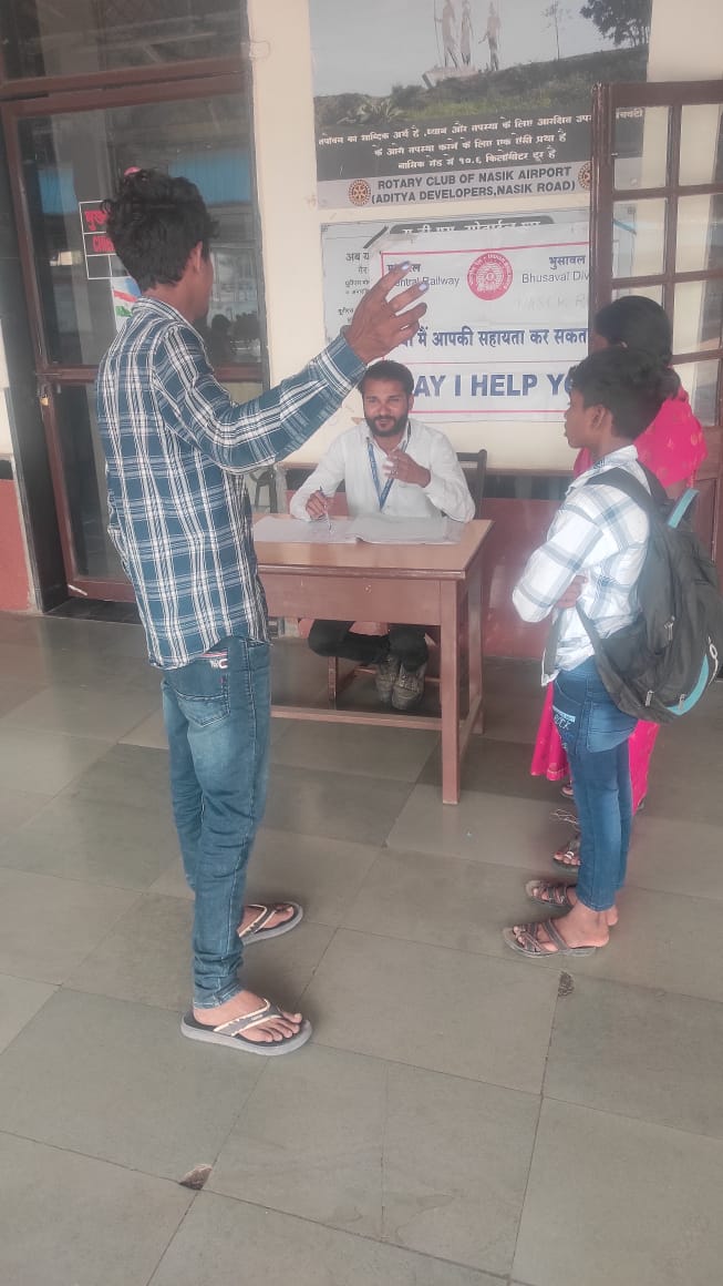 Passengers enquire at the 'May I help you' counter at Nashik Road station. The counter provides assistance to passengers with various inquiries related to tickets, train schedules, platform information, or any other station services. #SummerSpecial @RailMinIndia