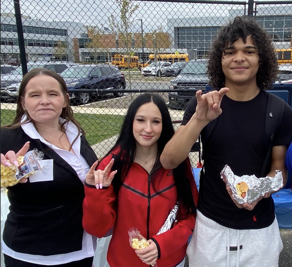 HORNS UP tweet media