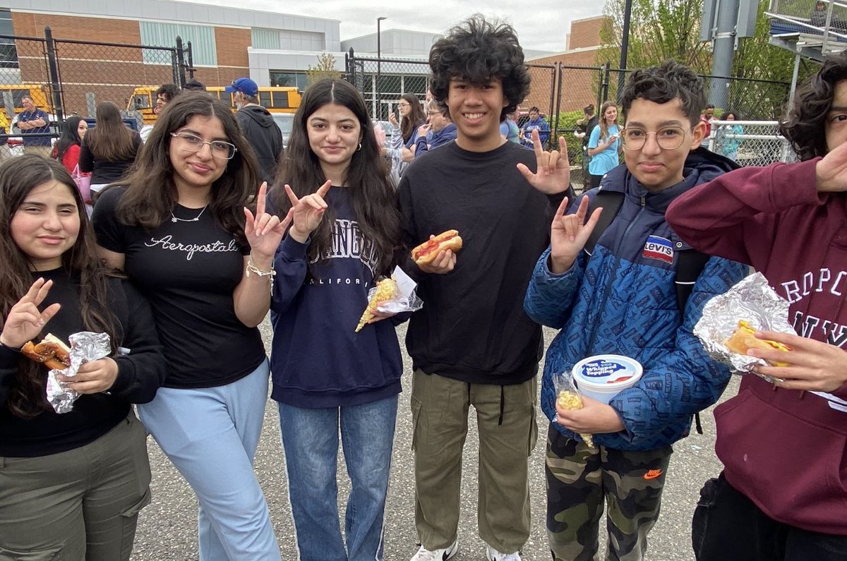 HORNS UP tweet media