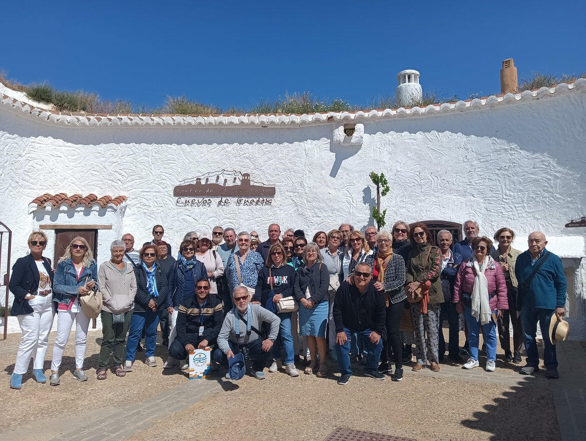 #museocentrodeinterpretacion  |  🚌 Desde la Costa de Almería 🌞 , como cada semana,  haciendo turismo en Guadix 😍
☺️Pero qué bien acompañados estamos en las Cuevas‼️
🥰 Te presentamos a este simpático grupo, de gente linda y a su estupendo guía Raúl 🙋🏻‍♀️ 

mcicuevasdeguadix.blogspot.com