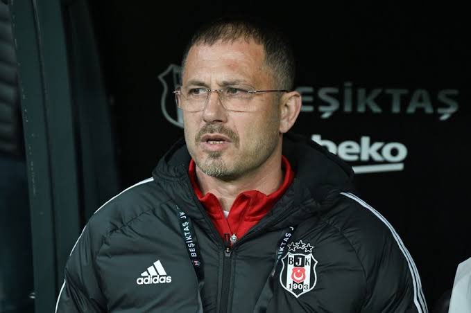 Beşiktaş’ta sorun teknik direktörde değil! Beşiktaş, Atiba gittikten sonra bozuldu! Atiba’nın kuzenini bulun getirin! Bu ligde şampiyonluk getirecek hoca yerli hocadır! Hemen canlı yayına tıkla gel: youtube.com/live/gmBervgxd…