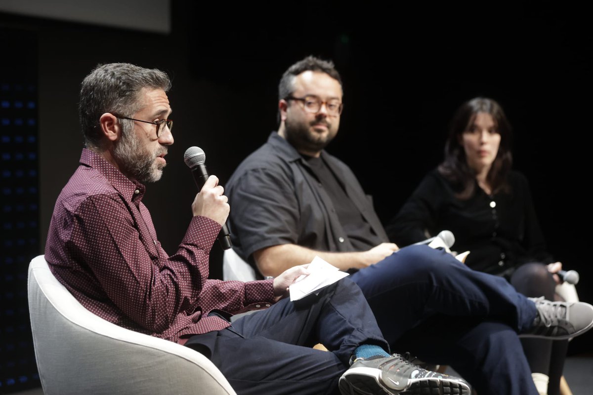 @EnricAlbero @SERIELIZADOS @vsalaf @cececebe @liburuak_libros Gràcies a totes les persones que ens heu acompanyat en aquesta conversa de sèries i suburbis. Aviat estarà disponible el vídeo al nostre web! ✏️Acabem amb una recomanació: Robin Green ens ha dit la seva sèrie preferida (després de Los Soprano o Doctor en Alaska): 'Slow Horses'