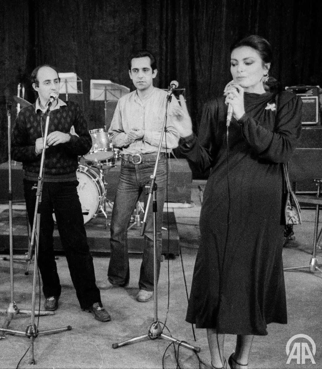 🎶Türk pop müziği sanatçısı Ajda Pekkan, başkentte sahne aldı. Pekkan'a vokalist olarak Fuat Güner ve Özkan Uğur da eşlik etti. 📷: AA Arşiv / Ankara - 26.03.1980