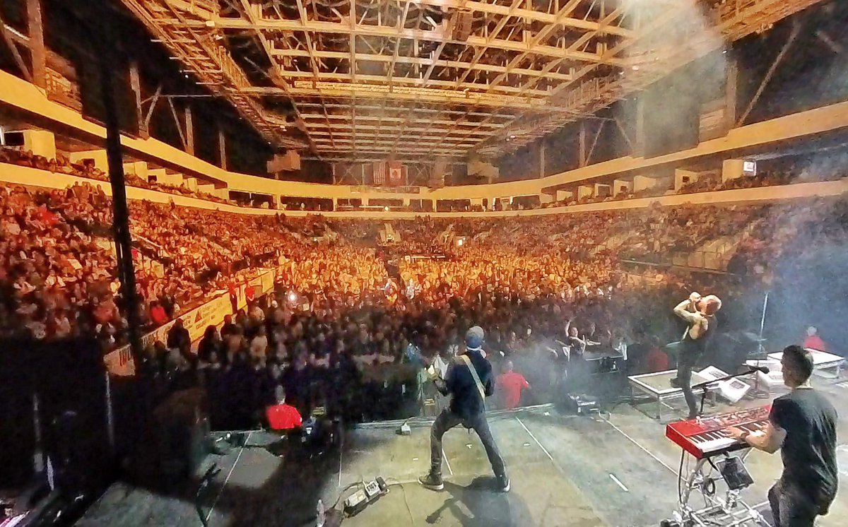 Idaho Falls, ID!  🥔 🤘🏼Sold out show at  <a href="/MACIdahoFalls/">MountainAmericaCenter</a> Arena! Breaking Benjamin, Daughtry and Catch Your Breath; rolling into Billings, MT tonight!