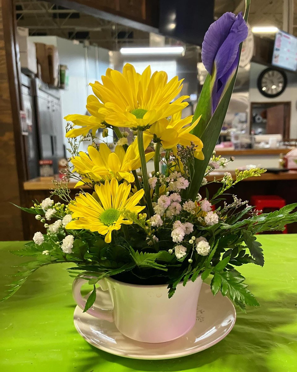 Here is an example of the types of #bouquets #MHJGardenDesign will be teaching you to make at the #flowerarrangingclass tomorrow at the @MktsHanover starting at 11:00 a.m.

Please call to register, but walk-ins are also welcome. 💐
 #floralarrangement #floraldesign #farmersmarket