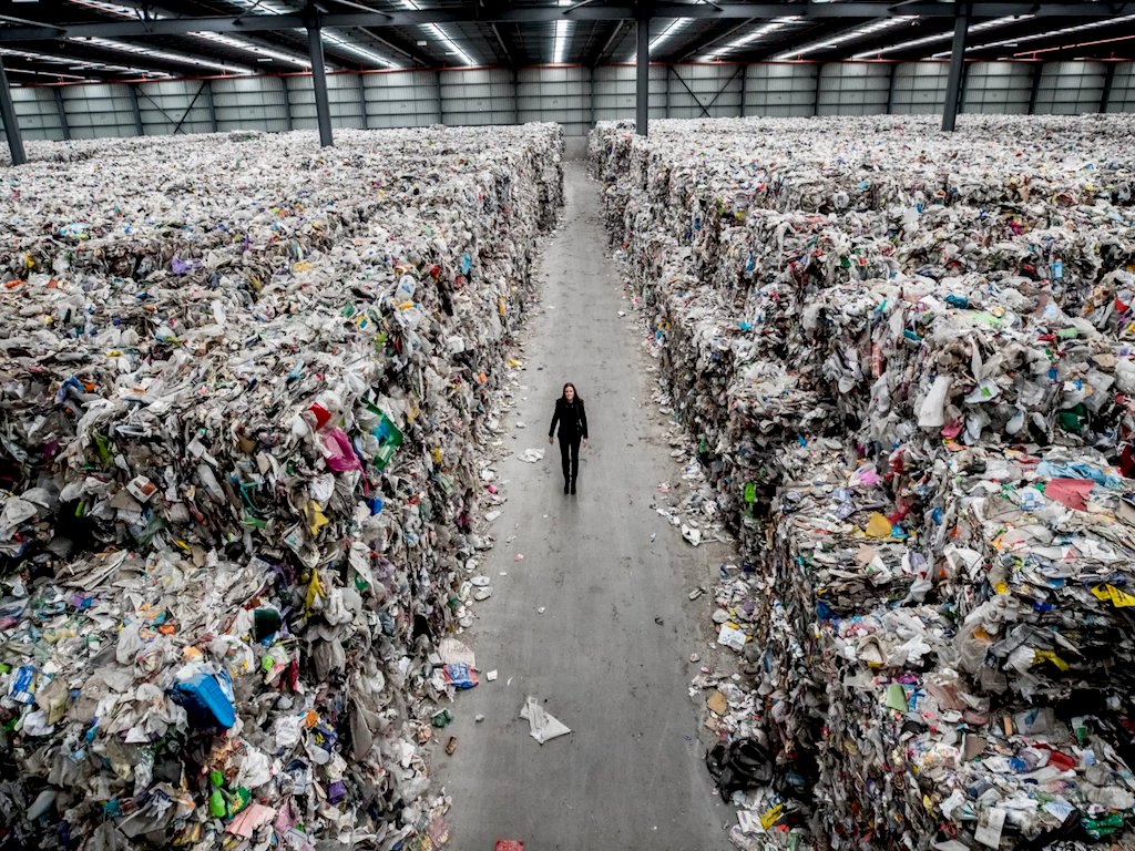 Eco_Renew_'s tweet photo. Did you know that about 9.2 billion tonnes of plastic has been produced since the 1950s? That's equivalent to the weight of roughly 1.2 billion elephants or 88 million blue whales!
Let's take action against plastic pollution together! β»οΈ
#PlasticPollution #ecorenew https://t.co/68aSnftcr8