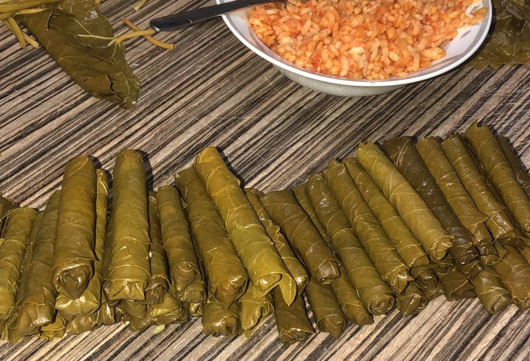 yarenturanff's tweet photo. Gece kınası kim çıkartmış ya, oturduk otuz saattir yaprak sarıyoruz bana.
 Tüm sülaleyle!!! https://t.co/Aw9J08ZkjV
