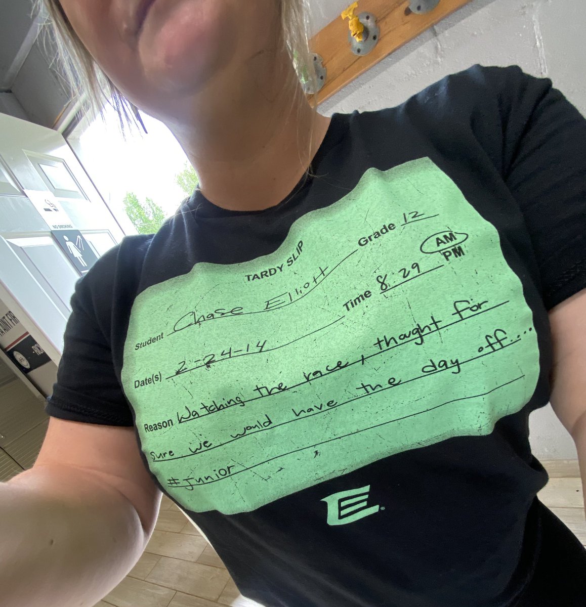 JessMorrissey's tweet photo. At the DEGA race calling out of work Monday like…. @chaseelliott @DaleJr @NASCARONFOX @NASCAR @TALLADEGA @ClintBowyer come play some cornhole! #PitStopCampground https://t.co/h1bCOlouRk