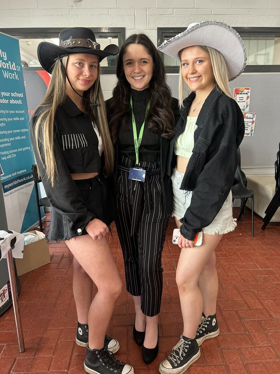S6 leavers day - what a great bunch! Wishing you all the best for the future. It’s been a pleasure teaching Higher 5F this year 🌟