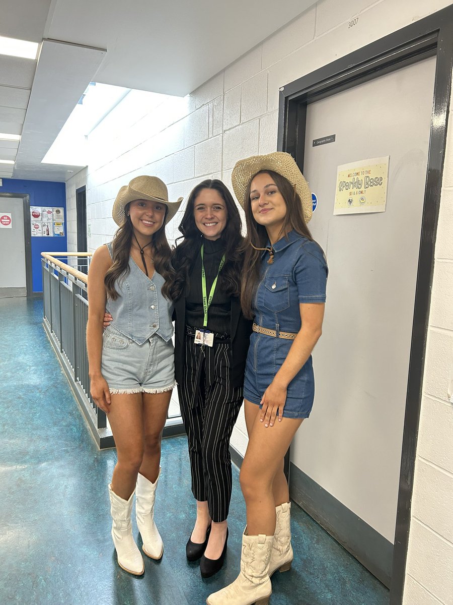 Braesmodstuds's tweet photo. S6 leavers day - what a great bunch! Wishing you all the best for the future. It’s been a pleasure teaching Higher 5F this year 🌟 https://t.co/5o8dUeguk3