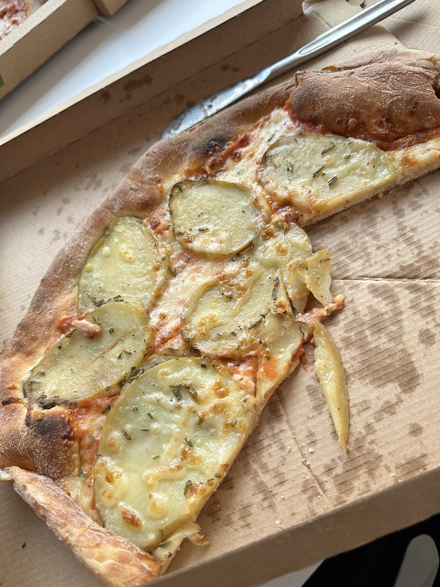 Tell me I’m not going mad. This is a potato pizza, which I’m being told is totally normal and delicious. I think it’s all types of wrong!!! 😂🇩🇰