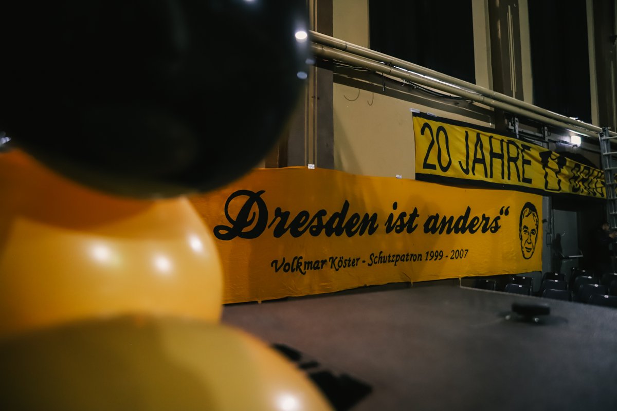 DynamoDresden's tweet photo. Es ist alles angerichtet, um einen Abend in Erinnerungen zu schwelgen. ✅ Die Reise mit Florian #Schnier, Volker #Oppitz, Thomas #Neubert, Volkmar #Köster und Jens #Umbreit beginnt 19.53 Uhr. #sgd1953 https://t.co/eRCretgrhI