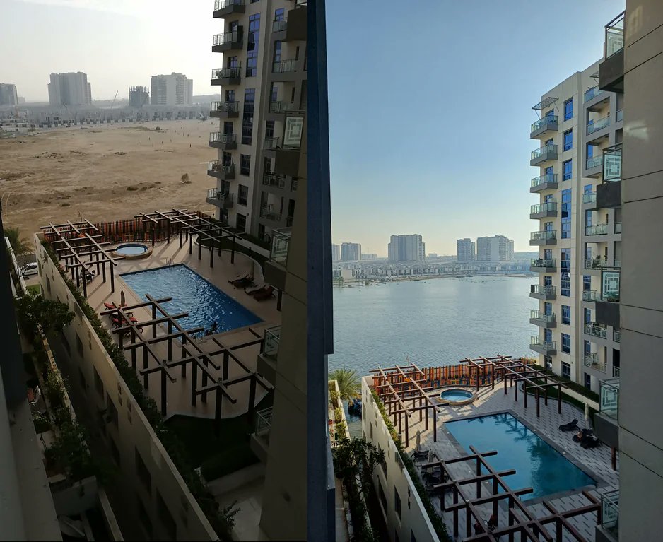 Rainmaker1973's tweet photo. Before and after the storm that hit Dubai on April 16.

[📸 u/mrjamiemcc] https://t.co/2JBN5kqiKo