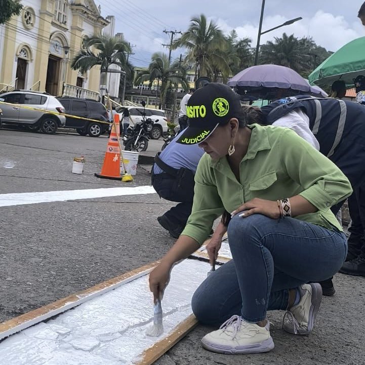 Junto a la Secretaría de Tránsito y Transporte de #Mocoa se demarcó cruce peatonal tipo cebra, con el propósito de crear un entorno escolar más seguro para las niñas, niños y adolescentes que se trasladan caminando desde y hacia la IE Santa María Goretti 🚸 #NosMovemosPorLaVida