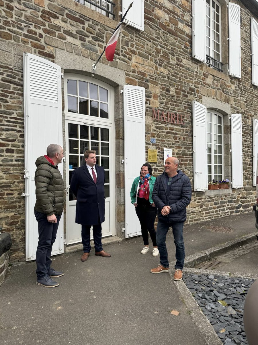 sebastienfagnen's tweet photo. Stéphane Lelièvre, Maire de #Barenton, nous accueille avant la réunion sur le #ZAN.

C’est l’occasion de discuter de la réflexion menée sur l'aménagement du bourg.

Stéphane et son équipe veulent attirer de nouveaux habitants et développer les entreprises, le tourisme. https://t.co/fq5tvFSHRN