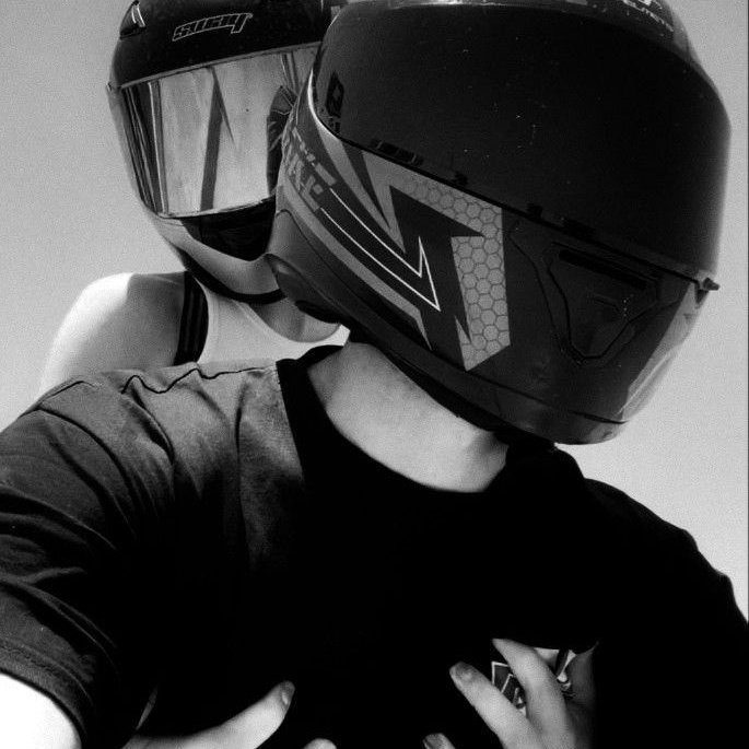 „– Ty chyba żartujesz – powiedziałam śmiertelnie poważnie, co brunet skomentował cichym śmiechem. – Chcesz mnie gdzieś zabrać tą maszyną śmierci?!

– Nic ci się nie stanie, jestem dobrym kierowcą.” 

🏍️🏍️🏍️ #aboveloveSL