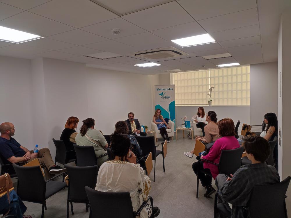 📸Luis María Sanz, Vicesecretario de la Junta de Gobierno, ha inaugurado el coloquio sobre violencia en el hogar y la importancia de un hogar seguro en el que participan Olga Barroso, experta en Violencia de Genero, y Noelia García, psicóloga clínica. #LaNochedelosLibros