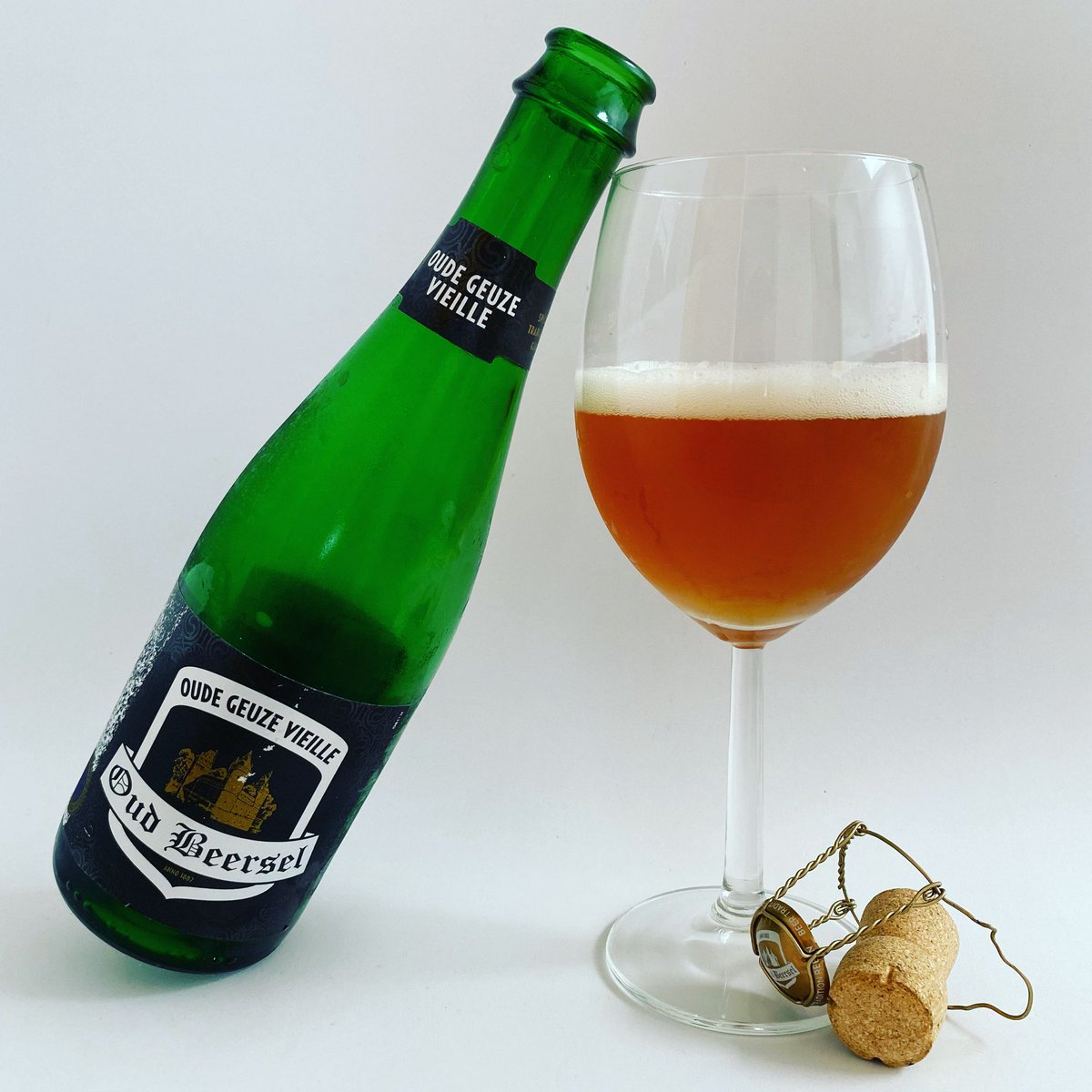 La Cerveza del Viernes: Oude Geuze Vieille by @OudBeersel Sabor de acidez moderada, muy refrescante y afrutado, ligero amargor y dulzor bien balanceados, final seco. Deliciosa