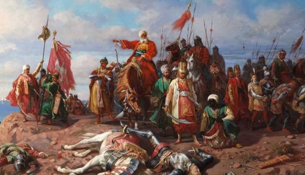 banalreis's tweet photo. 26 Eylül 1371 - Çirmen Muharebesi ! 

Sultan I. Murat tahta geçtiğinde, Osmanlı Devleti'nin Rumeli ve Balkanlar'daki akınları hız kazandığını.. 

Tüm Balkan devletleri, Türkler durdurulamazsa sıradaki akın onların ülkelerine olabilir diye endişe ettiğini..

Papa V. Urban’ın çağrısıyla 🇷🇸 Sırbistan, 🇭🇺 Macaristan ve Bulgaristan 🇧🇬 krallıklarının oluşturduğu 80 bin kişilik Haçlı ordusunun Osmanlı’ya sefere çıktığını .. 

Ordunun  içinde 2000'e yakın şövalye olduğunu .. 

Bu sırada Sultan Murat, Anadolu'da çıkan karışıklıkların önüne geçmek için Edirne'den ayrıldığını. 

Sırplar, bu durumu fırsat bilerek Edirne’ye doğru yola çıktığını…

 Osmanlı casusların bunu fark ettiğini...

Edirnenin o dönem Lala Şahin Paşa'ya emanet edildiğini .. 

Casuslardan haber alan Şahin Paşa, ulağını hemen Sultan Murat'a gönderdiğini..

 Fakat Sultan Murat ve ordusu yetişemeyeceğini 😳

Lala Şahin Paşa, Yanına 800 kişiden oluşan, hayatları boyunca savaştan savaşa koşmuş akıncı ordusunu aldığını .. 

Sırtını Meriç Nehri'ne vererek kamp yapan Sırp ordusunun üç yandan kuşatılması planlandığını .. 

Tepelere yerleştirilen davulcular, akıncıların harekete geçmesiyle tokmaklarına vurduklarında Sırplar, korku ve paniğe kapıldığını..

Tepelerden inen akıncılar ise 2 adet meşale taşıyarak 2 kişiymiş gibi bir görüntü yaratıklarını .. 

Zifiri karanlık çökünce "hücum" emri verildiğini…

Davulcular  tokmaklarını vurmaya, akıncılar meşalelerle inmeye başladığını…

Akıncılar kampa girdiklerinde meşalelerini çadırlara fırlatarak yangın çıkardığını..

Kralları ve komutanları korumak için merkeze doğru koşan şövalyeler ağır zırhlarından dolayıhızlı hareket edemediğini.. 

Komutanlar ve iki kral, çadırlarında can verirken krallardan biri kaçmayı başardı ancak Lala Şahin Paşa tarafından öldürüldüğünü.. 

Yaşadıkları şokla kaçmaya çalışan on binlerce asker, Meriç Nehri'nde boğularak can verdiğini… 

O gün 800 kişilik Osmanlı ordusu, sefere çıkan Sırp kralı Vukasin'in 80.000 kişilik ordusunu Meriç nehrine gömdüğünü !!!! 
 
Biliyor muydunuz ?