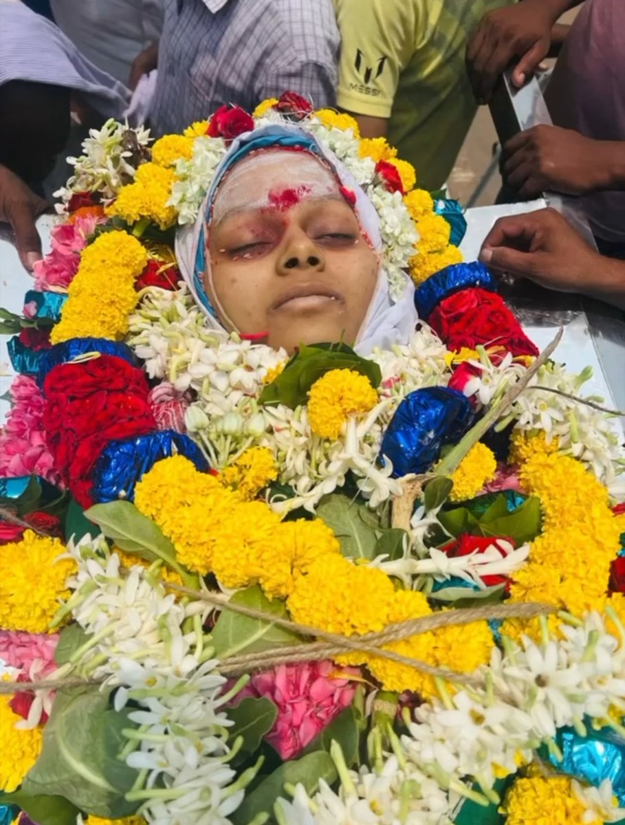 VTLstrokes's tweet photo. ಅಂದು ಗೃಹಲಕ್ಷ್ಮೀಯ 2000 ರೂ.ಗೆ ಆಸೆ ಪಟ್ಟರು,
ಇಂದು ಹಿಂದೂಗಳು ತಮ್ಮ ಮನೆಯ ಗೃಹಲಕ್ಷ್ಮೀಗಳನ್ನು ಕಳೆದುಕೊಳ್ಳುವ ಪರಿಸ್ಥಿತಿ ಬಂತು...😐 
#ಲವ್_ಜಿಹಾ���್  #ಖಾನ್‌ಗ್ರೆಸ್
#Hindus https://t.co/N3wazJIxsg