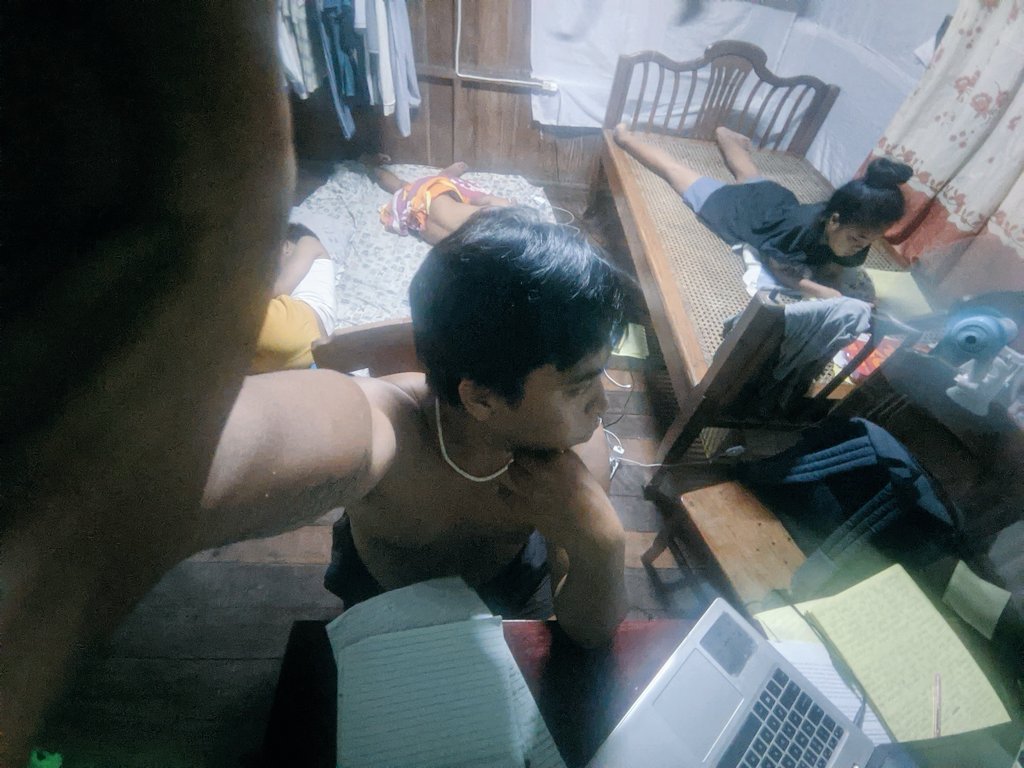 Callmebidjeeey's tweet photo. Them : gawa Tayo lesson plan

Also them : 

😂 https://t.co/v727RAZwPY