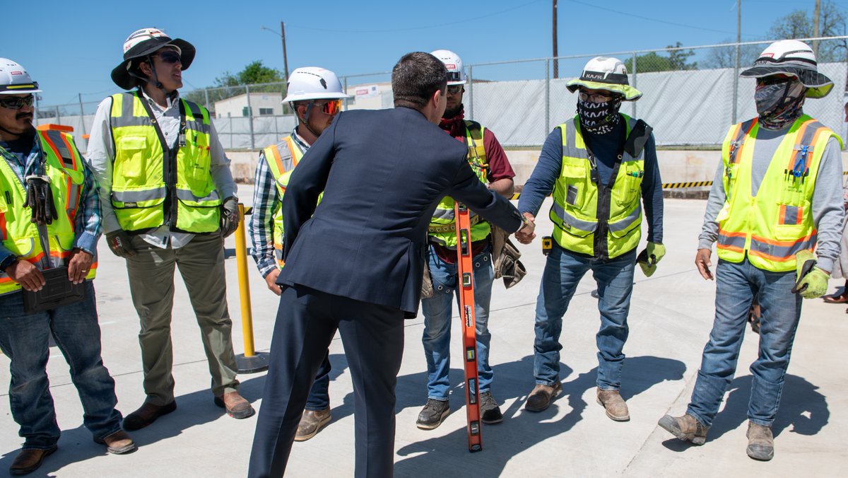 #ICYMI - Huge shoutout to @SecretaryPete Buttigieg for championing @SouthernGWPark & pushing forward @USDOT 's Reconnecting Communities & Neighborhoods grants program. Thrilled you were able to join us on the 🚧construction site to celebrate this significant step! 🤝