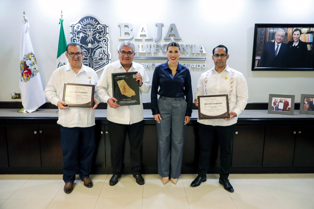 #UnoSomosTodos
#TodosSomosUno

El líder nacional del #SNTE, Mtro. Alfonso Cepeda Salas, se reunió con la gobernadora de BC, <a href="/MarinadelPilar/">Marina del Pilar</a>, para abordar las demandas del magisterio estatal. Asistieron los dirigentes de las Secciones 2 y 37, J.Enrique Villanueva y Ampelio Íñiguez