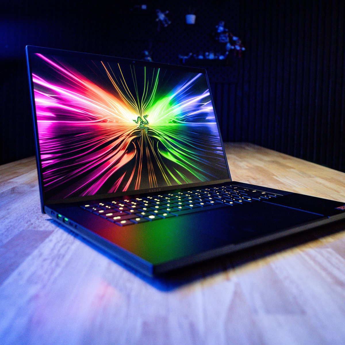 🔪 Game sharp with the @Razer Blade 16, packing an #IntelCore processor (HX series) for on-the-go performance. intel.ly/3Uq4mmD