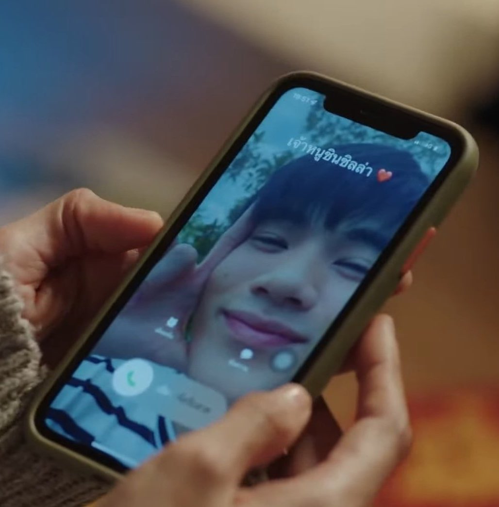 ongsa having sun as her phone bg and tinn having gun as his bg whenever he calls him.. two losers who are in love😭