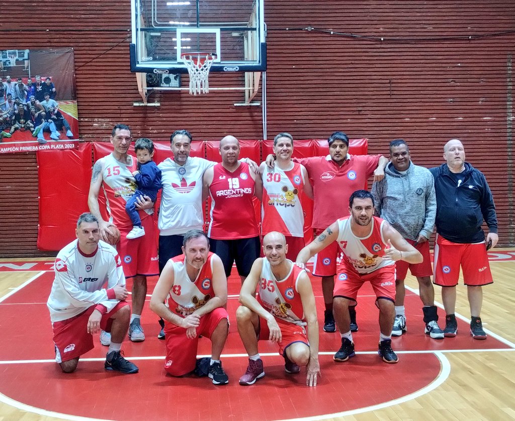 maxiBasquetaaaj's tweet photo. Otra fecha en Casa! El Maxibasquet+41 ayer vs @clubatleticoez1 .
Parados:Seba/Ale/Willy/Javi/Omar/Pancho/Marco
Abajo: Gus/Fer/Diego/Wally
#vamosbicho @aaajbasquetok @AAAJoficial @churreriaeltopo #maxibasquet #veteranos #masterbasquetbol #lapaternal https://t.co/xniQEbz4p1