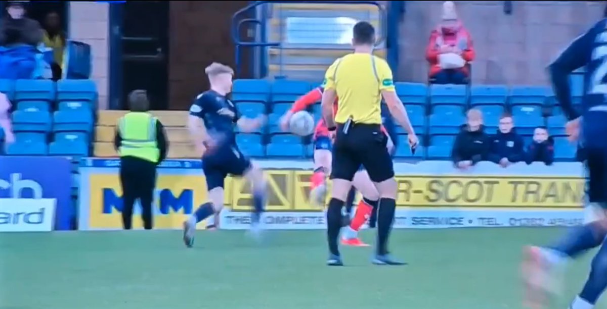 GavinJDevine's tweet photo. Referee appears to be unsighted. 😐 https://t.co/RBOclWIrKe