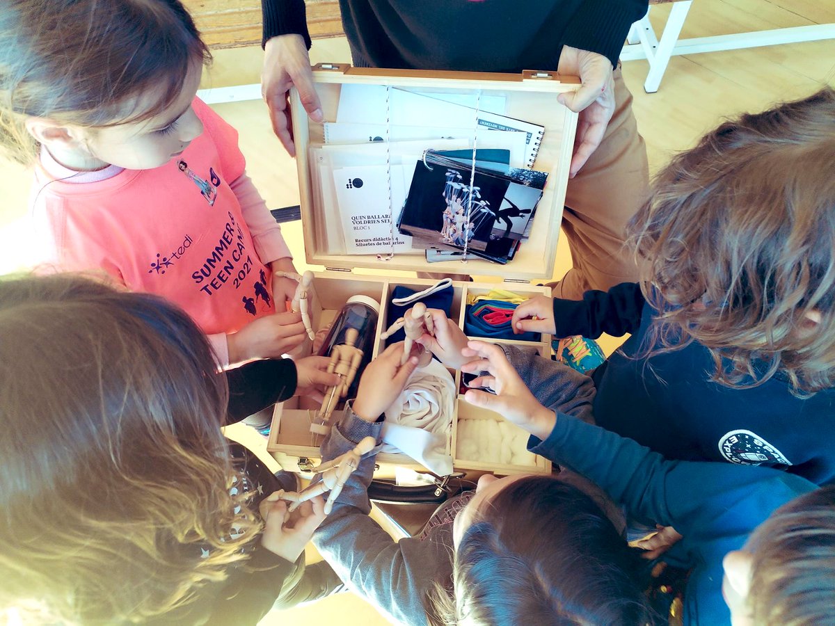 Han arribat les maletes a l’escola! Un bon grapat de projectes que truquen a la porta