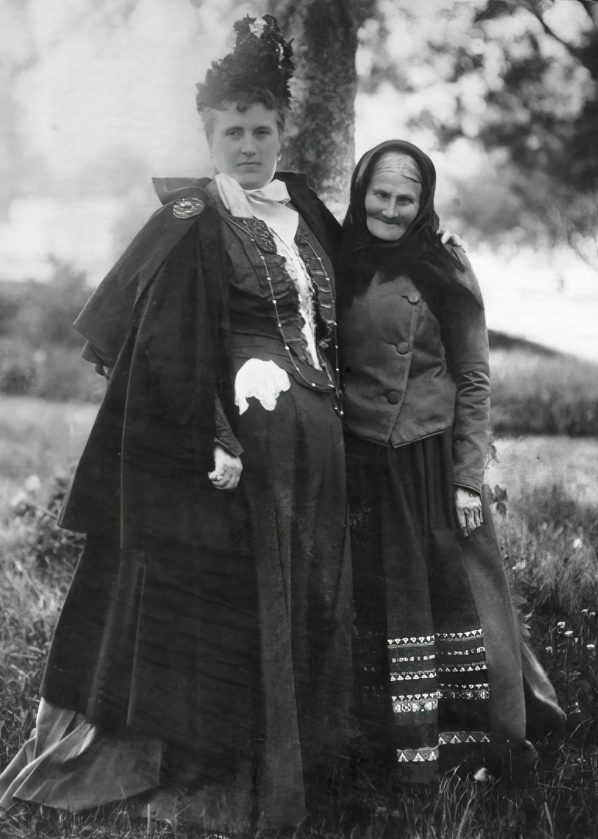 RareHPhotos's tweet photo. Opera singer Kristina Nilsson, who was plucked from poverty because of her talent, visiting her sister who remained a farmer's wife. Sweden 1900. https://t.co/eJRUZdEQx9