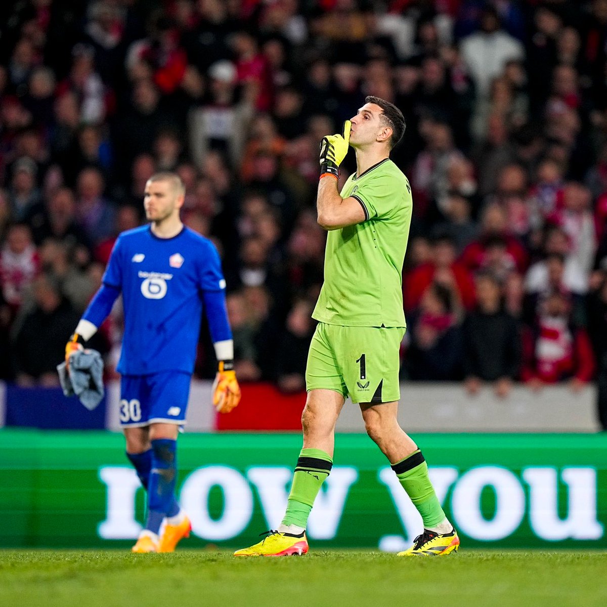 Samir Nasri sobre Emiliano Martínez: “O comportamento dele incomoda porque ele não era assim antes. Eu o conheci quando ele era muito jovem no Arsenal. Ele era muito tímido. E agora, este comportamento tornou-se a marca registrada dele.'