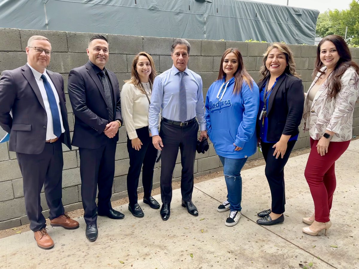 LAUSDSup's tweet photo. Knock, engage, remind - Today, we're reaching out to @LASchools chronically absent students, offering support and resources to help overcome challenges. Together, we are ensuring every student feels safe and welcomed. #iAttend https://t.co/0YTviNJE5Z