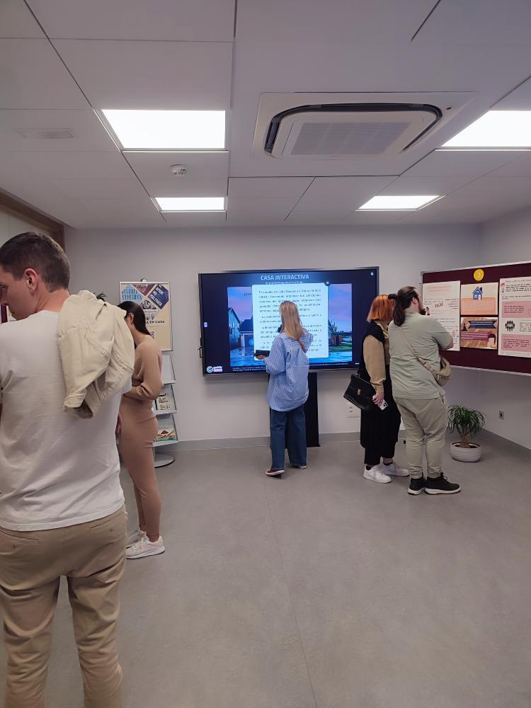 📸Paralelamente, decenas de personas se han acercado a nuestra sede para visitar la exposición interactiva "Violencia en casa, en busca de un hogar seguro" que hemos preparado por #LaNochedelosLibros