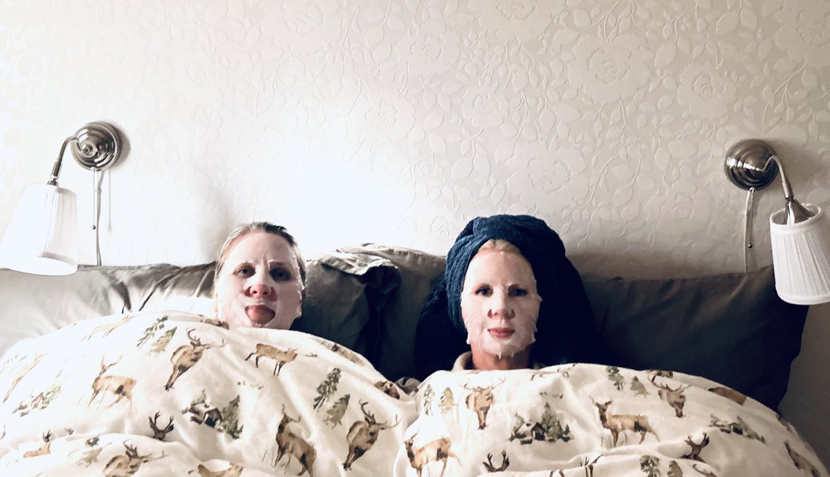 AnneBrithNorway's tweet photo. Can you believe this was us 1 hour ago? Upglow is real🤣 We’re in for a wekend together ❤️👯Been too long ❤️👯 @mammakrizzii Going out for dinner &amp; drinks 🍸🍸 https://t.co/pmqsddBLOw