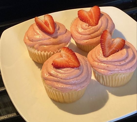 weeniesbakery's tweet photo. 🤎౨ৎ ˖ ࣪⊹ delivery for @iwondermadi 
🍪: cupcakes 
💌: 🎀🪩
🎧: feels like by gracie abrams 
🧸: @scarlettmlover https://t.co/3tVA7p14rn